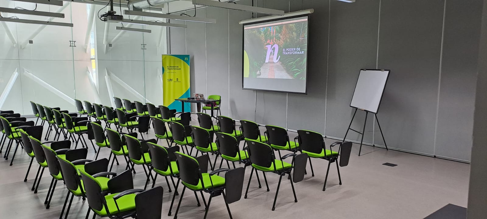 Sala múltiple de Ruta N equipada para presentaciones